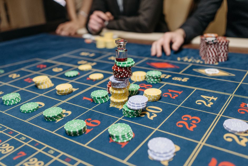 Kostenlose Freispiele ohne Einzahlung 2026: Aktuelle Angebote: Roulette-Kessel und Jetons auf einem Casinotisch — Symbolbild zum Bonusvergleich ohne Einzahlung